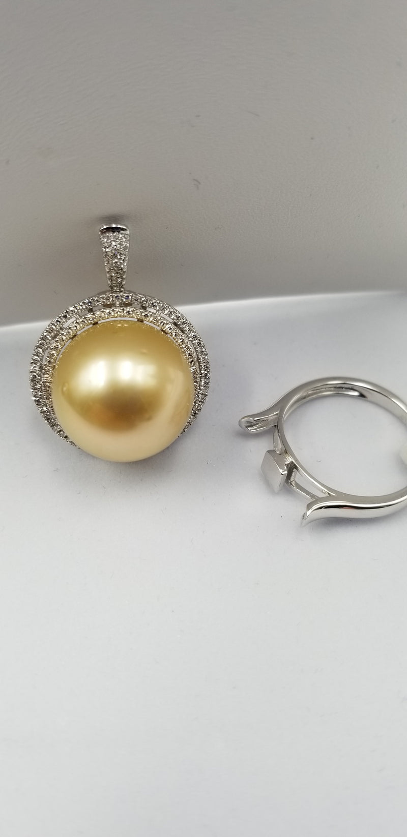 GOLDEN COLOR SOUTHSEA PEARL W/DIAMONDS CONVERTIBLE PENDANT/RING IN 18 KT WHITE GOLD