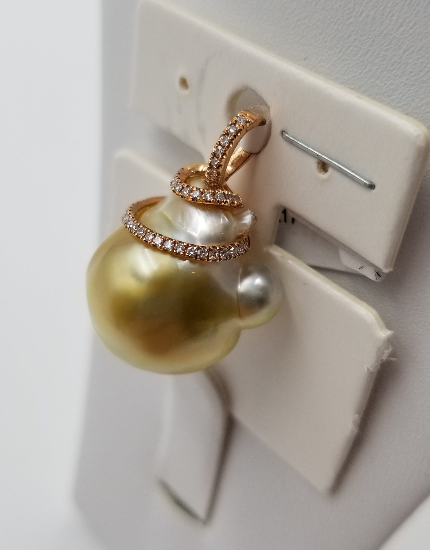 GOLDEN/SILVER COLOR SOUTHSEA BAROQUE W/ DIAMONDS PENDANT IN 18KT ROSE GOLD
