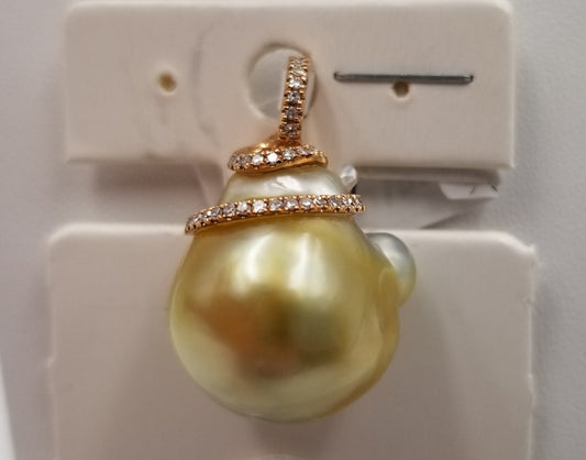 GOLDEN/SILVER COLOR SOUTHSEA BAROQUE W/ DIAMONDS PENDANT IN 18KT ROSE GOLD