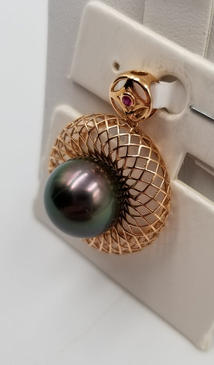 10 MM TAHITIAN W/RUBY 18KT ROSE GOLD PENDANT