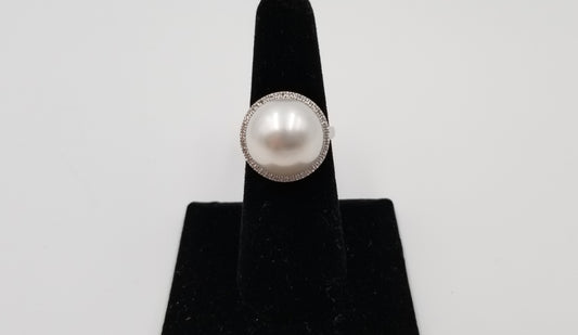 LARGE SOUTHSEA PEARL W/ DIAMONDS RING IN 18 KT WHITE GOLD