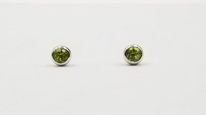 PERIDOT 4 MM ROUND BEZEL SET STERLING SILVER STUDS EARRINGS