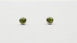 PERIDOT 4 MM ROUND BEZEL SET STERLING SILVER STUDS EARRINGS