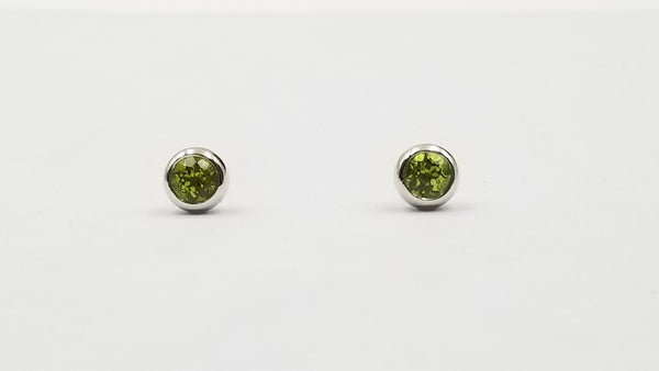 PERIDOT 4 MM ROUND BEZEL SET STERLING SILVER STUDS EARRINGS