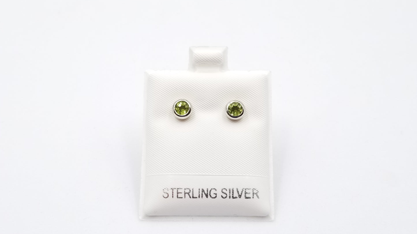 PERIDOT 4 MM ROUND BEZEL SET STERLING SILVER STUDS EARRINGS