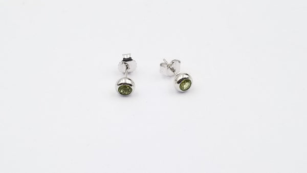 PERIDOT 4 MM ROUND BEZEL SET STERLING SILVER STUDS EARRINGS