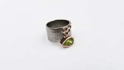 PERIDOT TWO TONE / BLACK RHODIUM FINISHED STERLING SILVER RING
