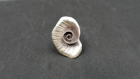 STERLING SILVER FLOWER DESIGNS RING ( SIZE ADJUSTABLE )