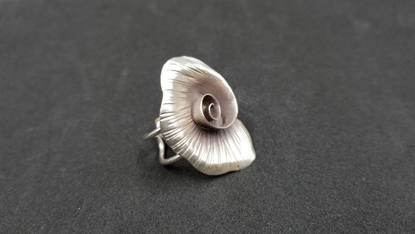 STERLING SILVER FLOWER DESIGNS RING ( SIZE ADJUSTABLE )