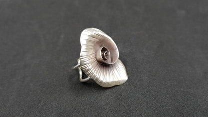 STERLING SILVER FLOWER DESIGNS RING ( SIZE ADJUSTABLE )