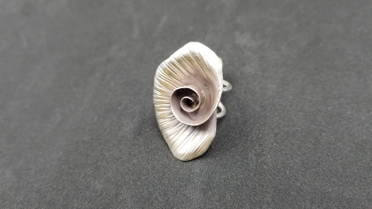 STERLING SILVER FLOWER DESIGNS RING ( SIZE ADJUSTABLE )