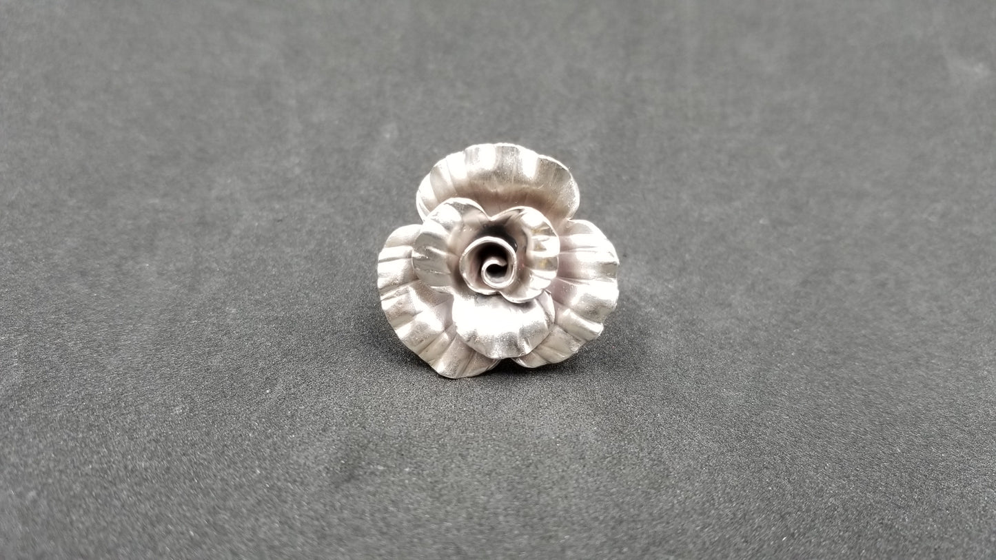STERLING SILVER FANCY FLOWER RING ( SIZE ADJUSTABLE )