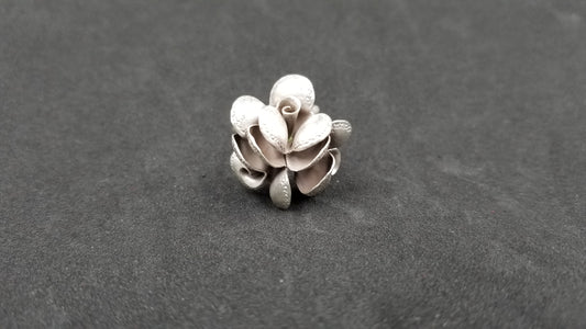 STERLING SILVER FANCY FLOWER RING ( SIZE ADJUSTABLE )