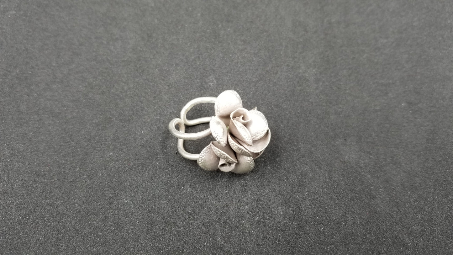 STERLING SILVER FANCY FLOWER RING ( SIZE ADJUSTABLE )
