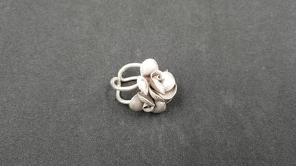 STERLING SILVER FANCY FLOWER RING ( SIZE ADJUSTABLE )
