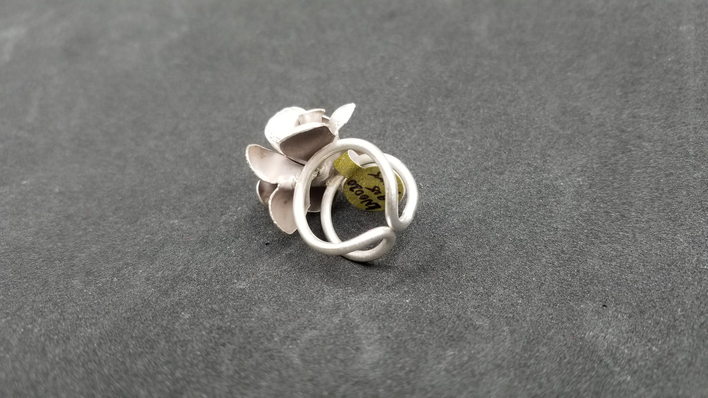 STERLING SILVER FANCY FLOWER RING ( SIZE ADJUSTABLE )