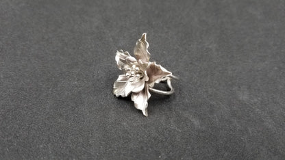 STERLING SILVER FANCY FLOWER RING ( SIZE ADJUSTABLE )