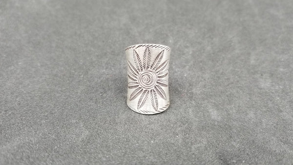 STERLING SILVER DESIGNS RING ( SIZE ADJUSTABLE )