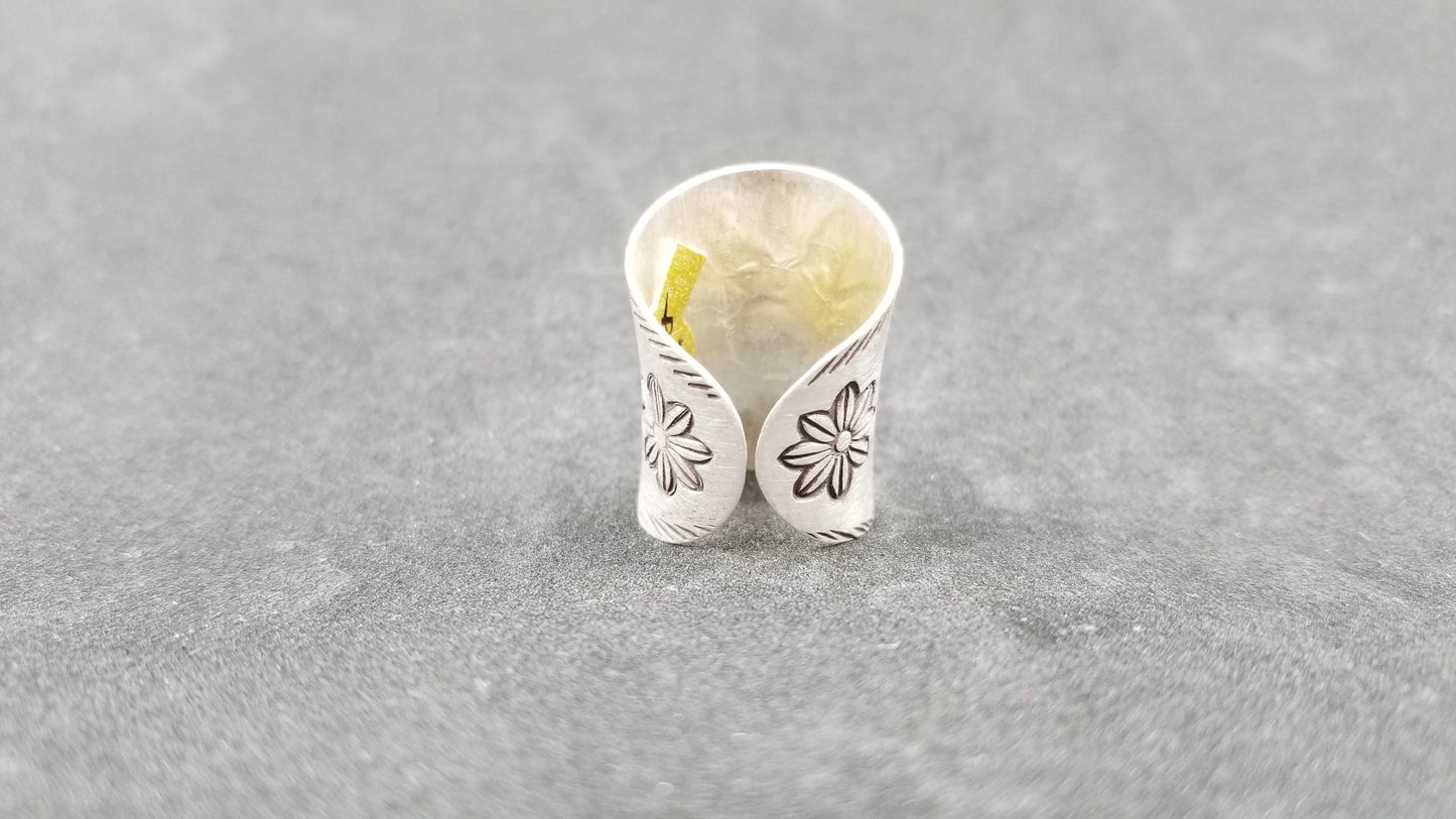 STERLING SILVER DESIGNS RING ( SIZE ADJUSTABLE )