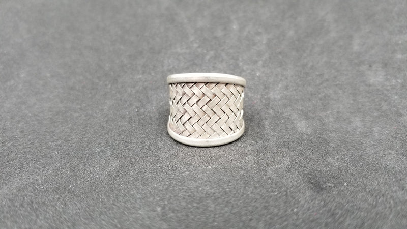 STERLING SILVER DESIGNS RING ( SIZE ADJUSTABLE )