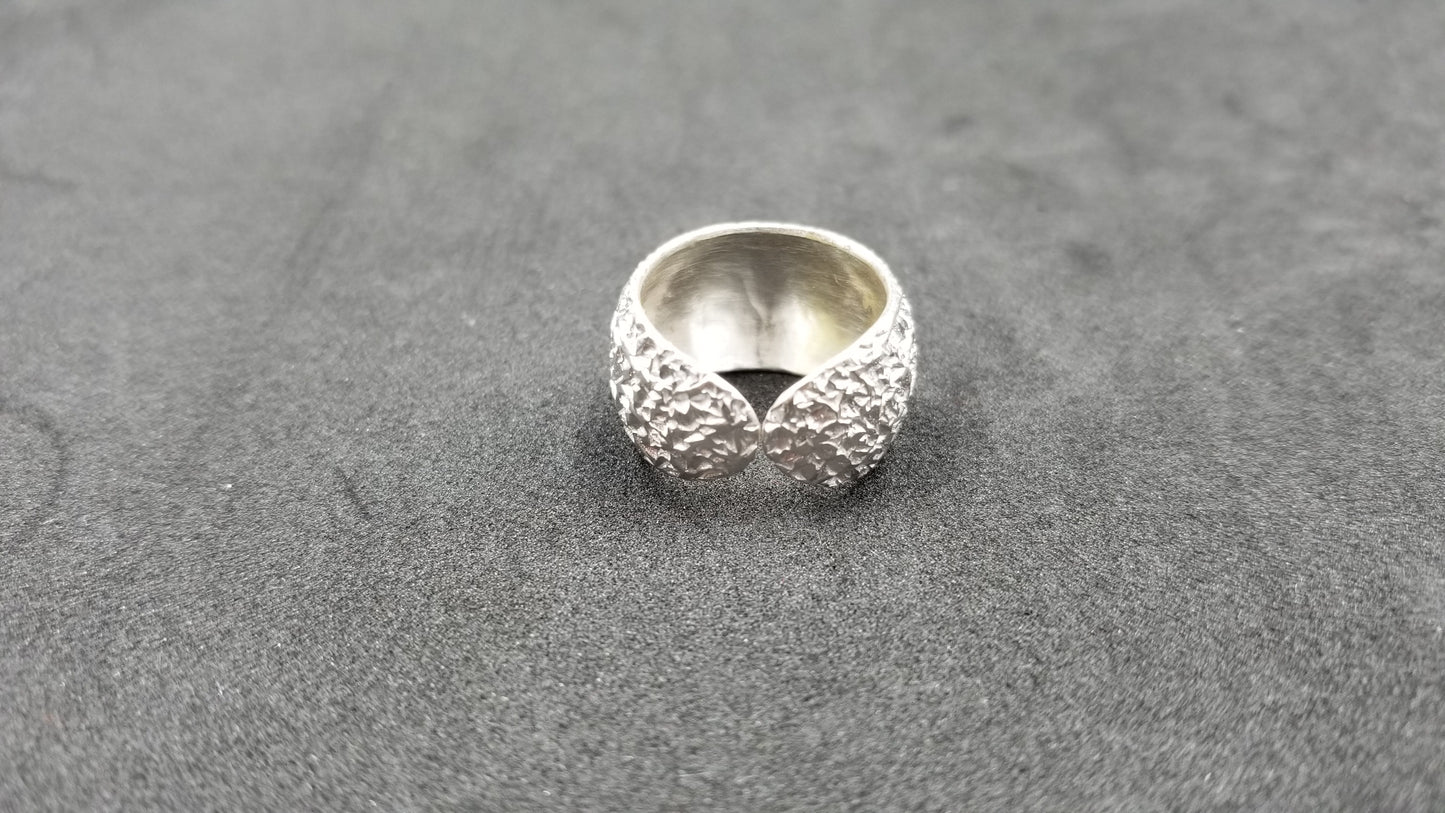 STERLING SILVER DESIGNS RING ( SIZE ADJUSTABLE )