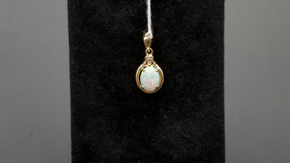 OPAL ( AUSTRALIAN ) OVAL WITH DIAMOND 14 KT YELLOW GOLD PENDANT