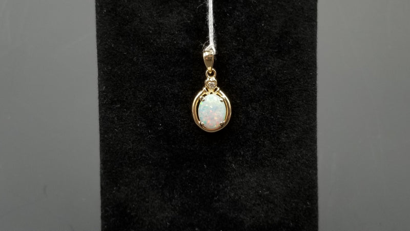 OPAL ( AUSTRALIAN ) OVAL WITH DIAMOND 14 KT YELLOW GOLD PENDANT