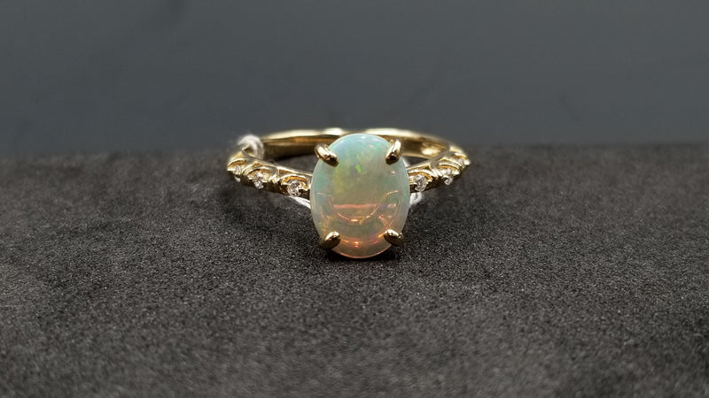 OPAL ( AUSTRALIAN ) OVAL WITH DIAMONDS 14 KT YELLOW GOLD RING