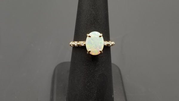 OPAL ( AUSTRALIAN ) OVAL WITH DIAMONDS 14 KT YELLOW GOLD RING