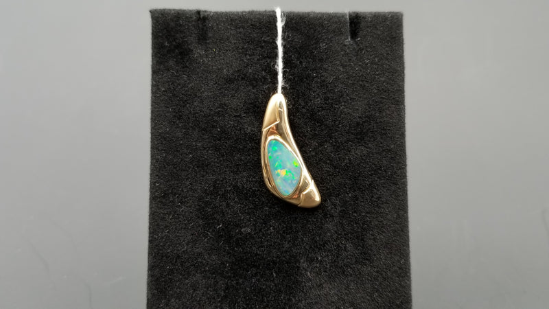 BOULDER OPAL DOUBLET FREEFORM 14 KT YELLOW GOLD PENDANT