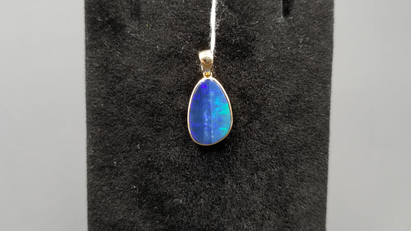 BOULDER OPAL DOUBLET FREEFORM 14 KT YELLOW GOLD PENDANT