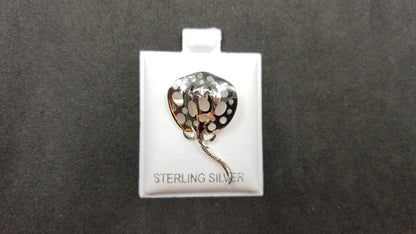 STERLING SILVER W/ MOTHER OF PEARL STING RAY PENDANT
