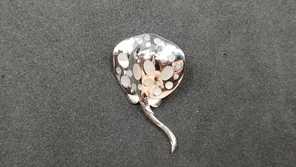 STERLING SILVER W/ MOTHER OF PEARL STING RAY PENDANT
