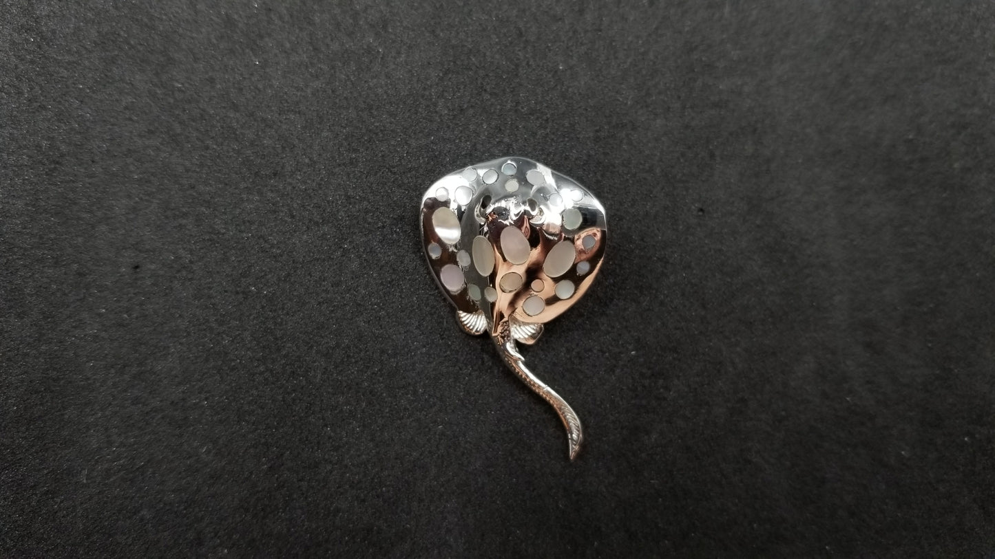 STERLING SILVER W/ MOTHER OF PEARL STING RAY PENDANT