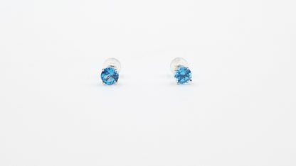 BLUE TOPAZ 5MM ROUND 14 KT WHITE GOLD PRONG SET STUDS EARRINGS