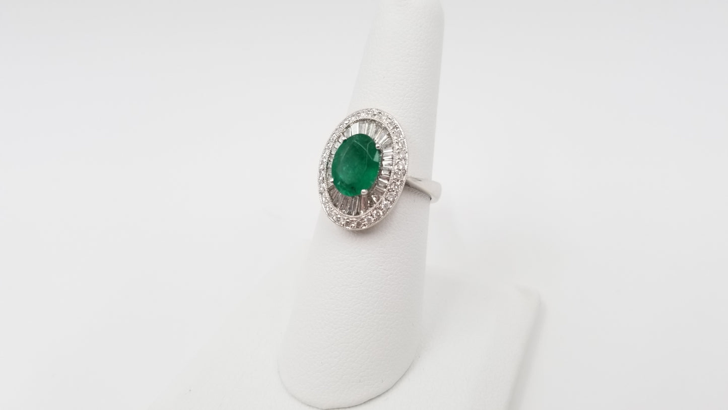 EMERALD ( OVAL ) WITH DIAMONDS IN 18 KT WHITE GOLD RING