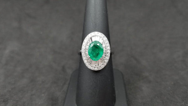 EMERALD ( OVAL ) WITH DIAMONDS IN 18 KT WHITE GOLD RING