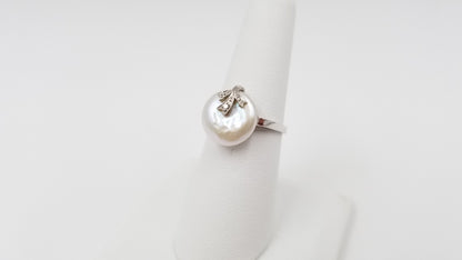 FRESHWATER COIN PEARL WITH DIAMONDS 18 KT WHITE GOLD RING