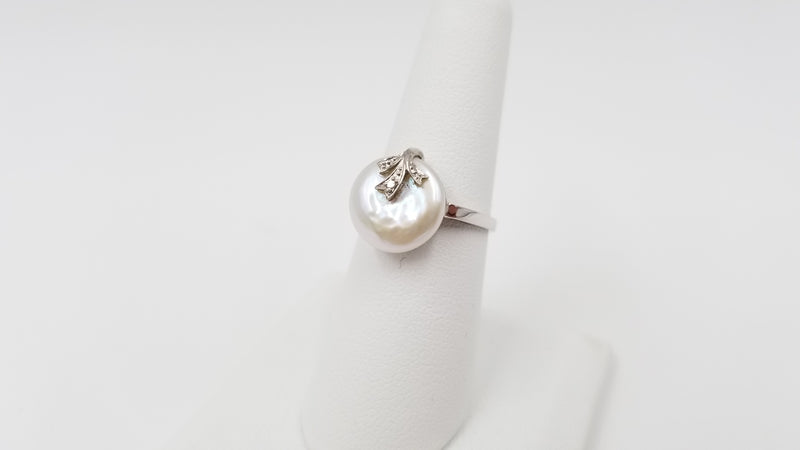 FRESHWATER COIN PEARL WITH DIAMONDS 18 KT WHITE GOLD RING