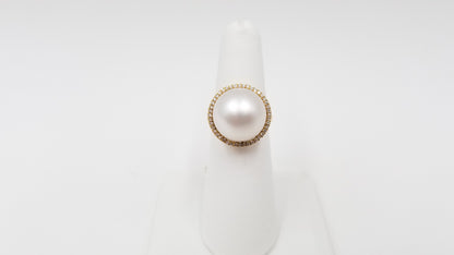 SOUTHSEA PEARL ( 13.5 MM ) WITH DIAMONDS 18 KT WHITE GOLD HALO RING