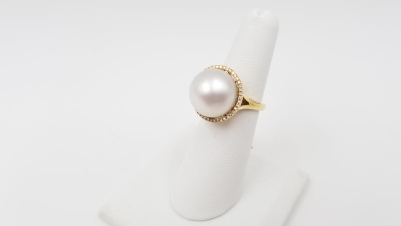 SOUTHSEA PEARL ( 13.5 MM ) WITH DIAMONDS 18 KT WHITE GOLD HALO RING