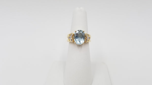 AQUAMARINE ( OVAL ) 8X10 MM  WITH DIAMONDS 14 KT YELLOW GOLD RING