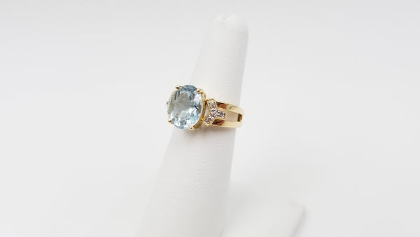 AQUAMARINE ( OVAL ) 8X10 MM  WITH DIAMONDS 14 KT YELLOW GOLD RING