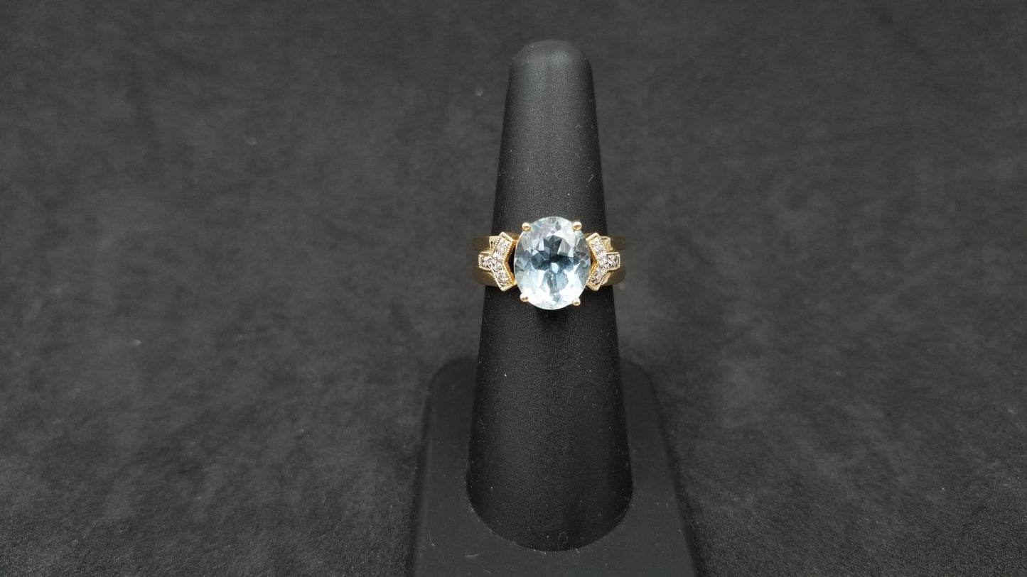 AQUAMARINE ( OVAL ) 8X10 MM  WITH DIAMONDS 14 KT YELLOW GOLD RING