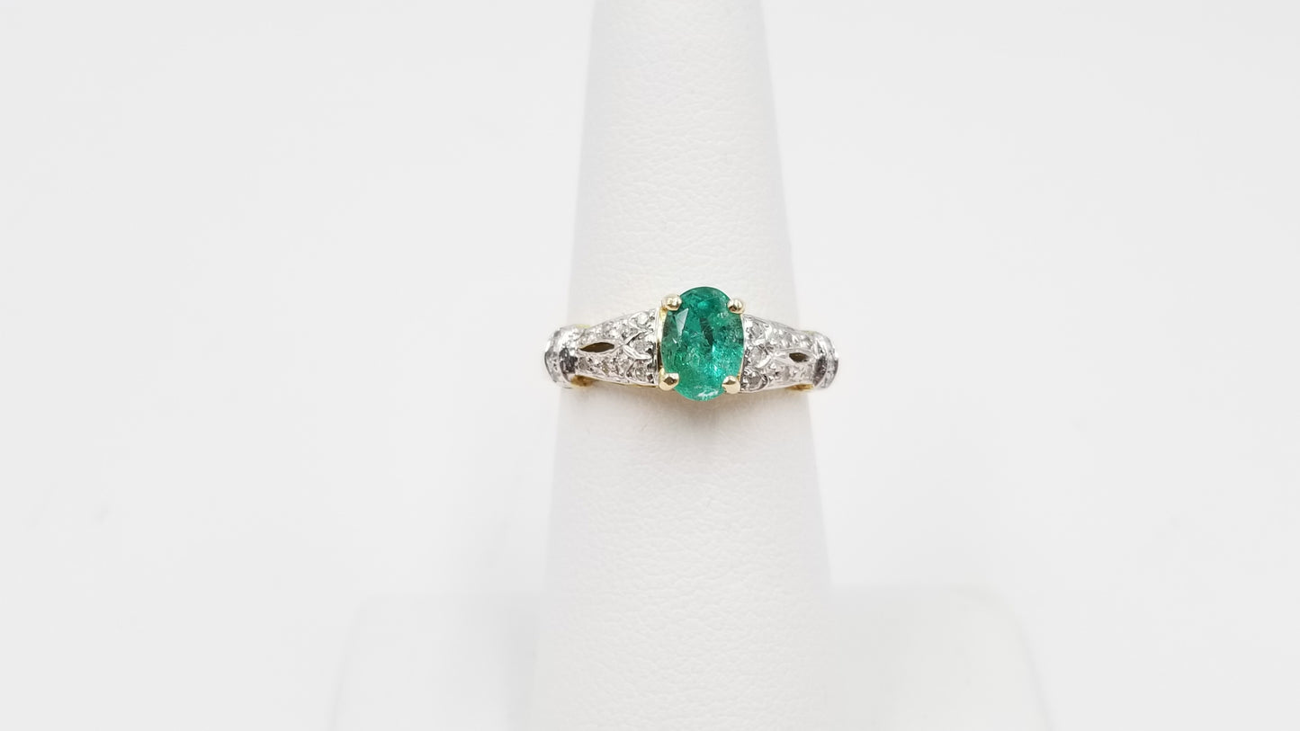 EMERALD WITH DIAMONDS 14 KT YELLOW GOLD RING