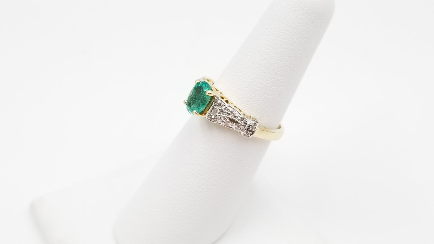 EMERALD WITH DIAMONDS 14 KT YELLOW GOLD RING