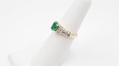 EMERALD WITH DIAMONDS 14 KT YELLOW GOLD RING