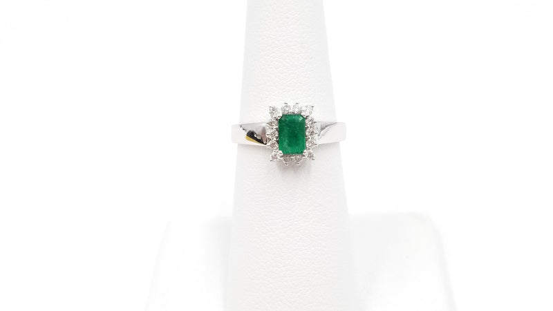 EMERALD CUT EMERLAD WITH DIAMONDS 14 KT WHITE GOLD CLASSIC RING