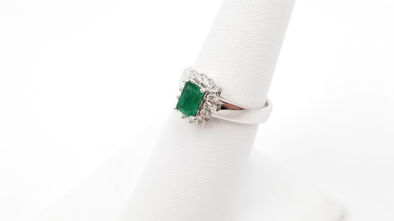 EMERALD CUT EMERLAD WITH DIAMONDS 14 KT WHITE GOLD CLASSIC RING