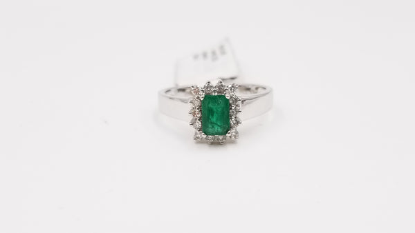 EMERALD CUT EMERLAD WITH DIAMONDS 14 KT WHITE GOLD CLASSIC RING